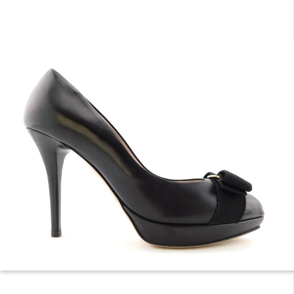 FERRAGAMO Black Vara Logo Bow Peep Toe Pumps 7 - Picture 2 of 8
